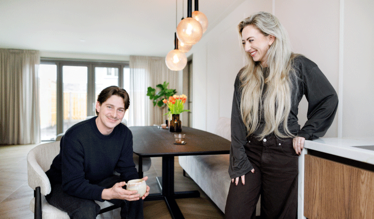 Sandy en Jesper in de woonkamer van hun nieuwe huis.