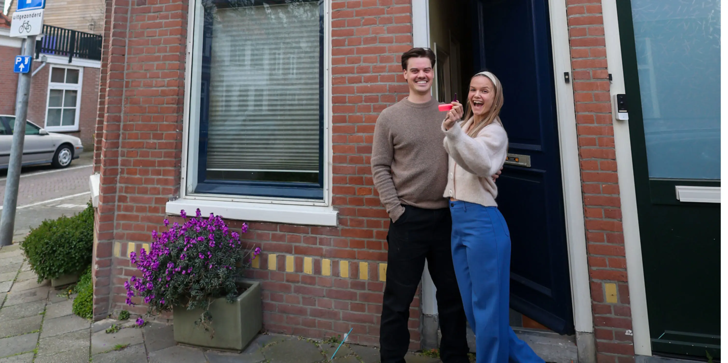 Larissa en Jonah, de hoofdrolspelers in de branded-contentserie Klusangst, staan voor de deur van hun jarendertighuis met de sleutel in de hand.