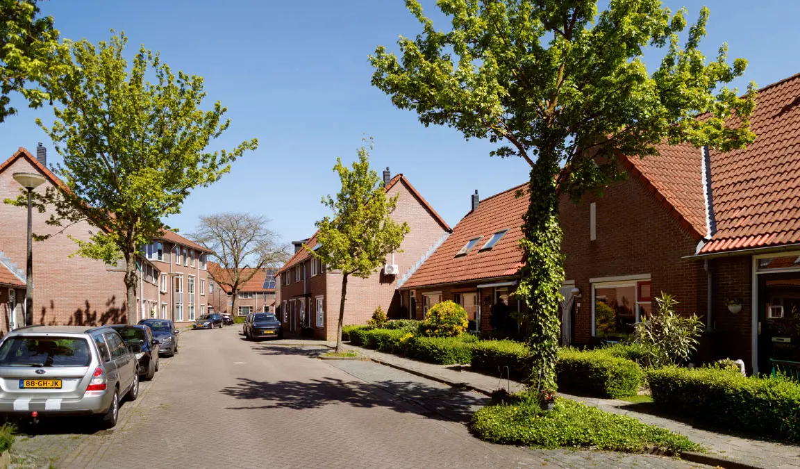 Een straat met jarennegentig rijtjeswoningen in de wijk Knutteldorp in Deventer.