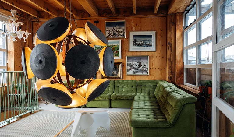 Het paradepaardje: een kroonluchter gemaakt van vijftien oude straatlantaarns