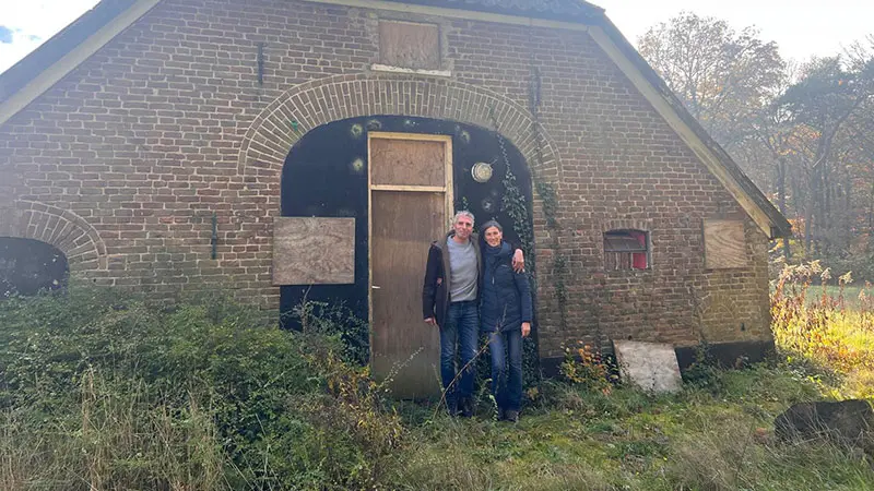 Marco en Petra staan gearmd voor hun nieuwe huis: een boerderij die zij helemaal gaan renoveren.