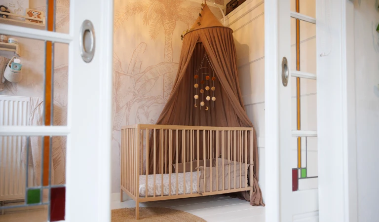 Door de schuifdeuren zie je hoe Laura van de eetkamer een babykamer heeft gemaakt.