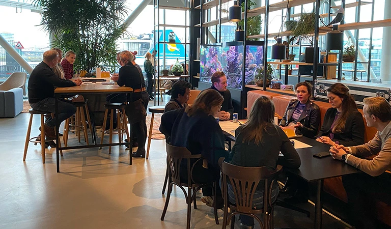 <i><center>Tekenen, schrijven, kleuren, plakken, overleggen en vooral luisteren naar elkaar. Het bruist op fundaplein van de ideeën.</i></center>