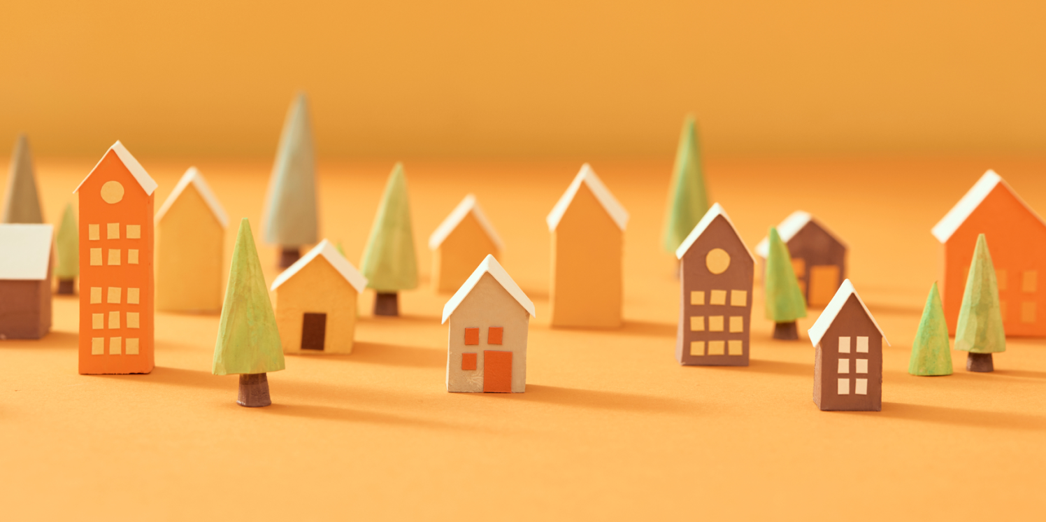 Illustratieve huisjes met bomen ertussen tegen een gele achtergrond.