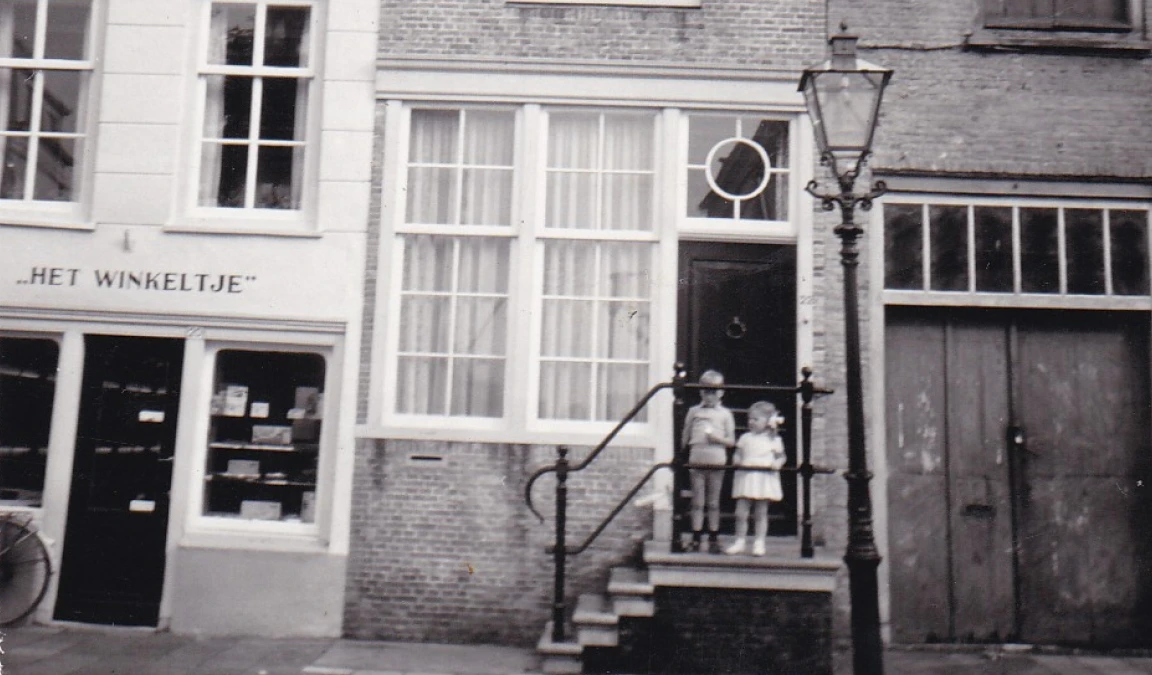 JanKees en Bastienne als kind voor hun ouderlijk huis.