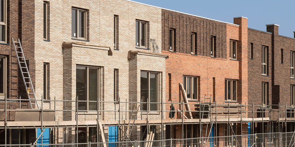 Rijtje nieuwbouwhuizen in aanbouw.