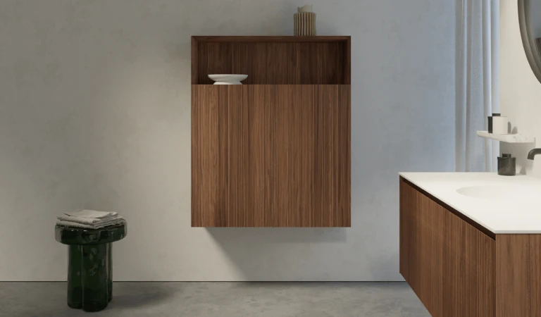 Badkamerkast en wastafelmeubel van hout.