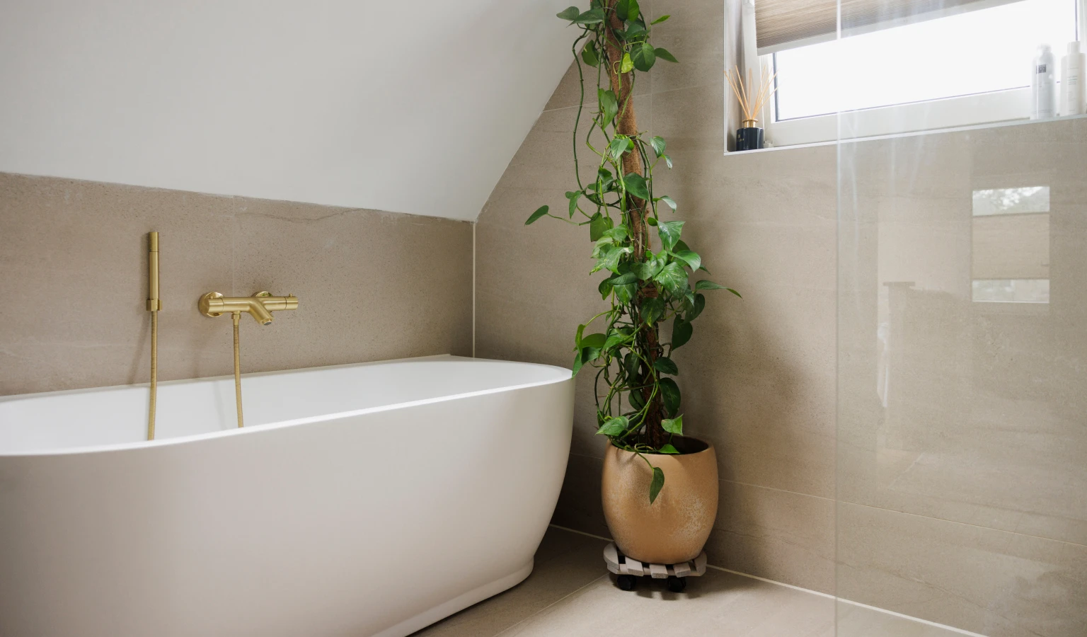 De nieuwe badkamer in de kluswoning van Nanouk en Job in Sassenheim.