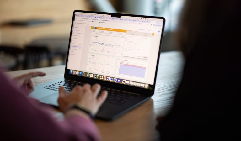 Laptopscherm met data van Funda Desk.
