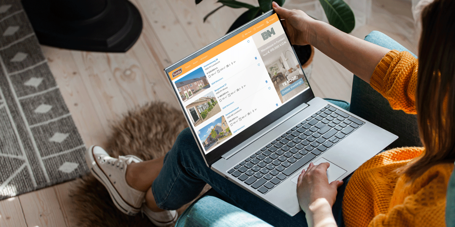 Vrouw bekijk advertenties van huizen op Funda. Rechts in beeld staat een voorbeeld van een advertentie voor een nieuwbouwproject.