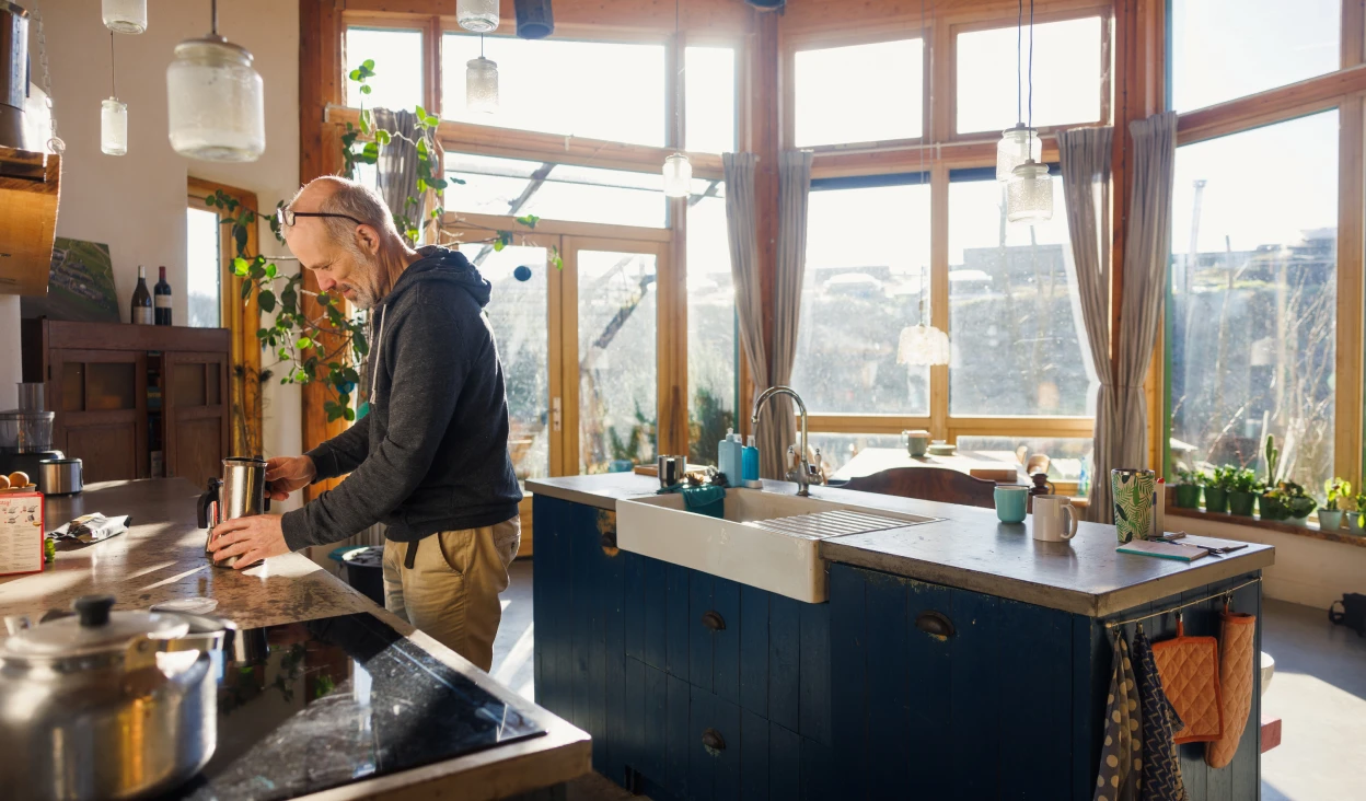 <center><i>Ferdi in de keuken van zijn aardehuis</i></center>