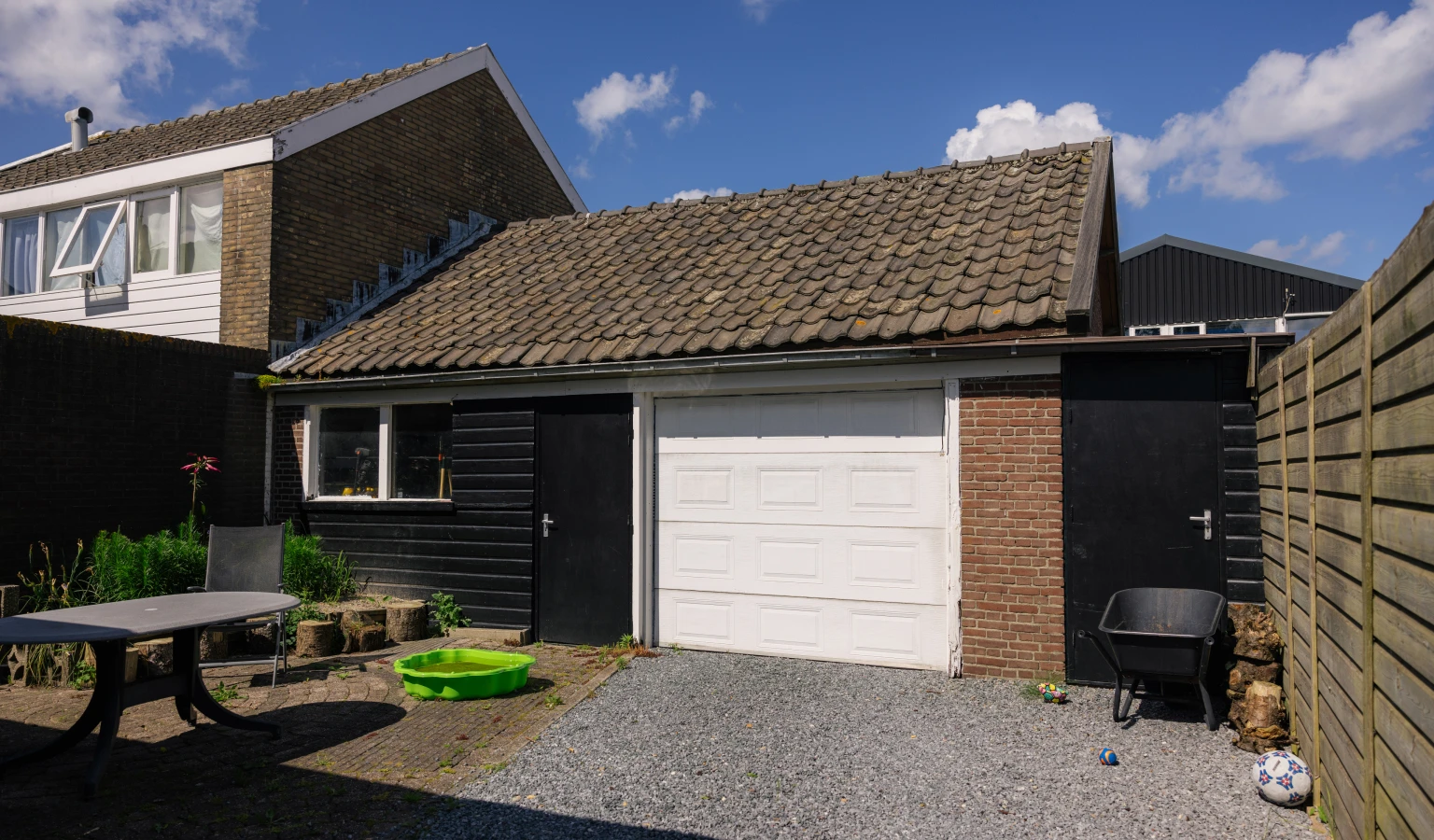 Vooral de grote garage trok Pascal over de streep om de twee-onder-een-kapwoning in Boesingheliede te kopen.