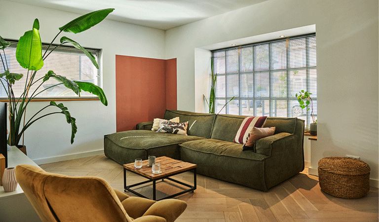 De huiskamer van de twee-onder-een-kapwoning van Maarten en Femke met triple glas.