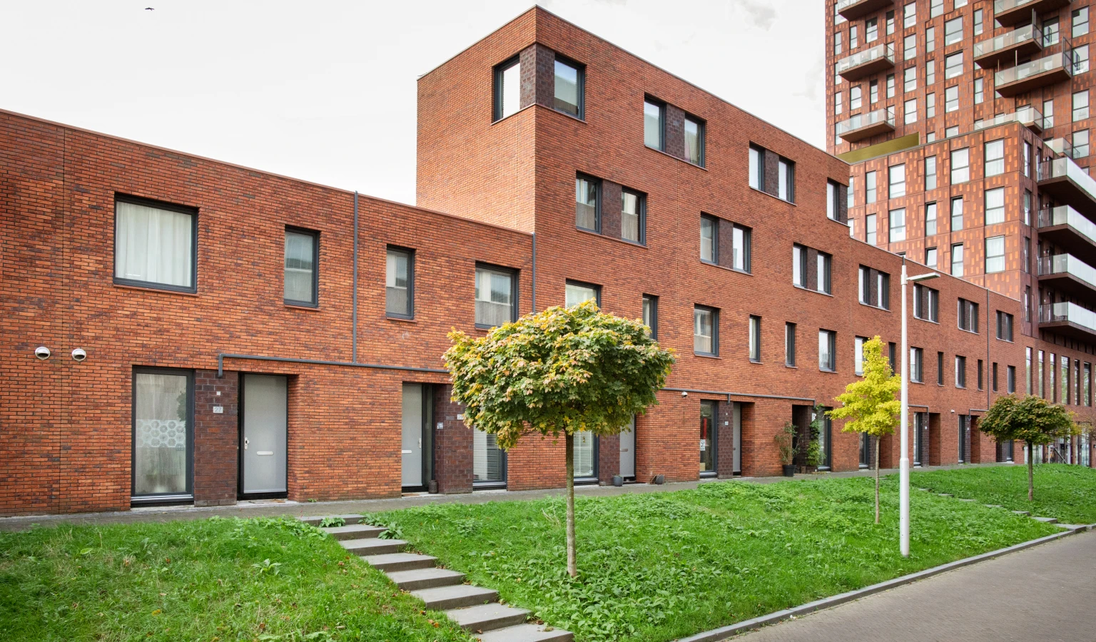 Een complex met strakke nieuwbouwhuizen in baksteen op een rij in de Utrechtse Transwijk.  