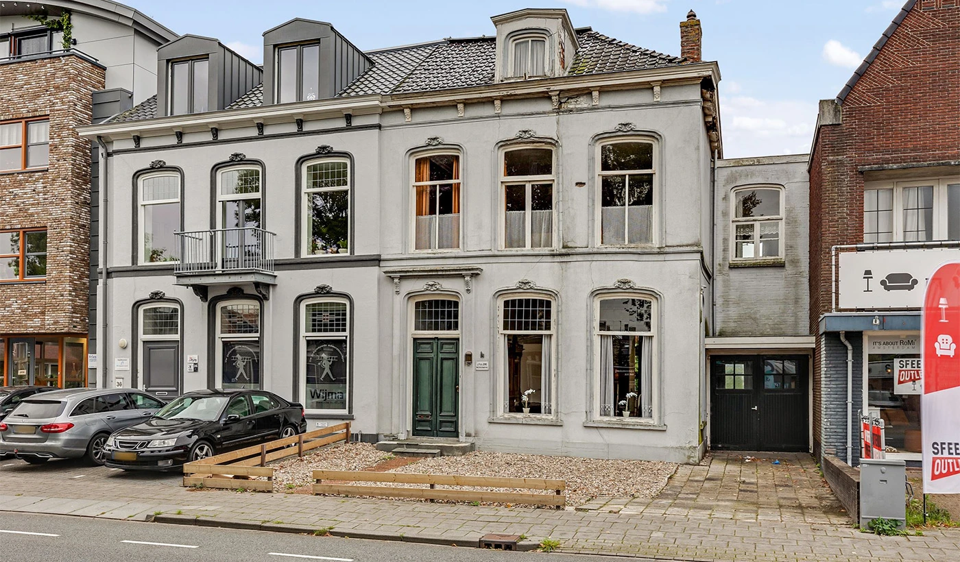 Monumentaal herenhuis gebouwd rond 1870 in het centrum van Heerenveen.