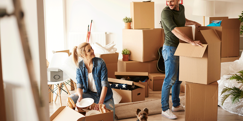 Stel dat net verhuisd is pakt dozen uit in hun nieuwe huis.