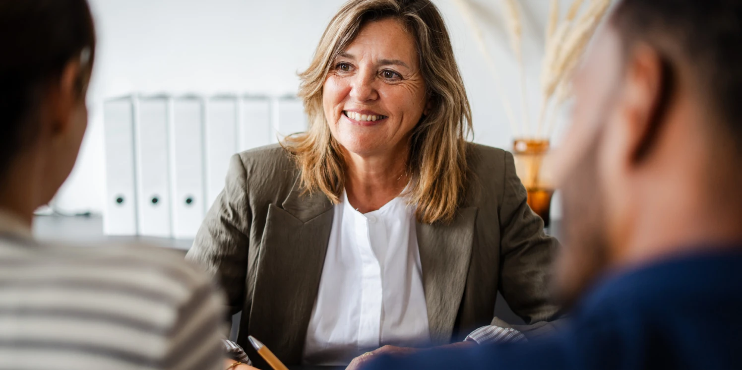 Makelaar in gesprek met klanten