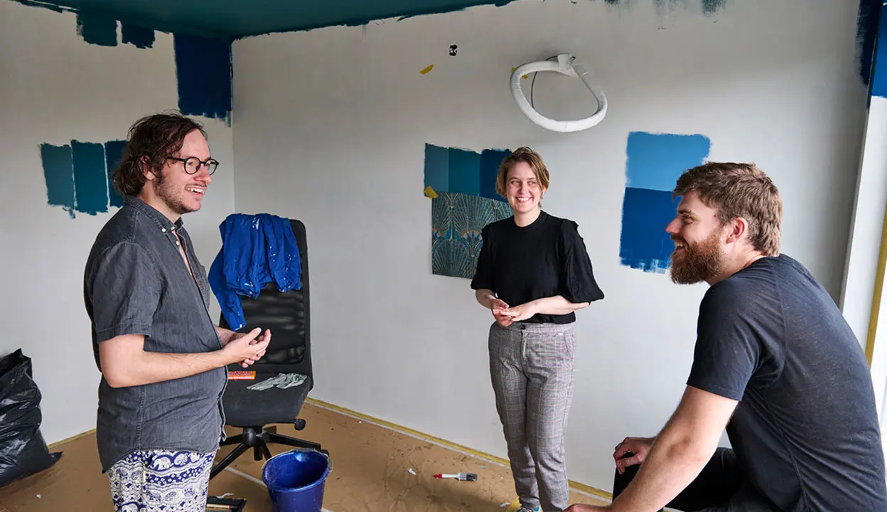 Joris, George en Mayra in hun huis in Lisse.