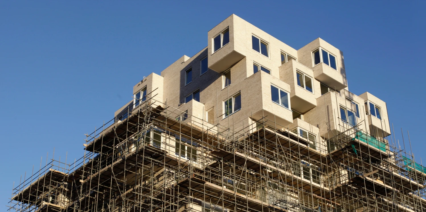 Gebouwencomplex half in de steigers.