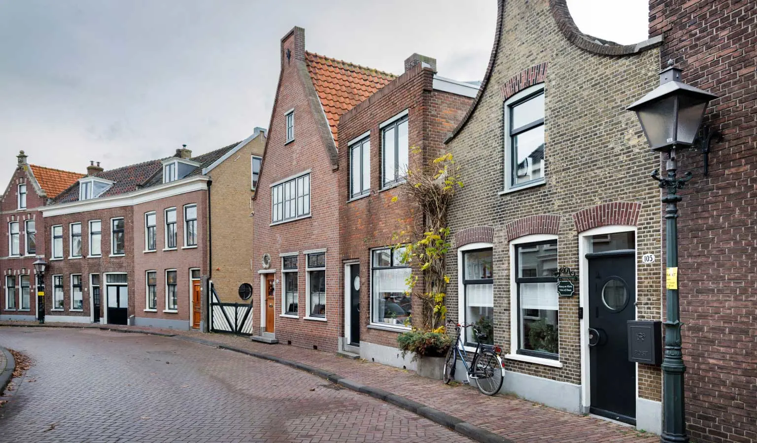Straatbeeld met oud-Hollandse huizen in een bocht in de Rotterdamse wijk Overschie.