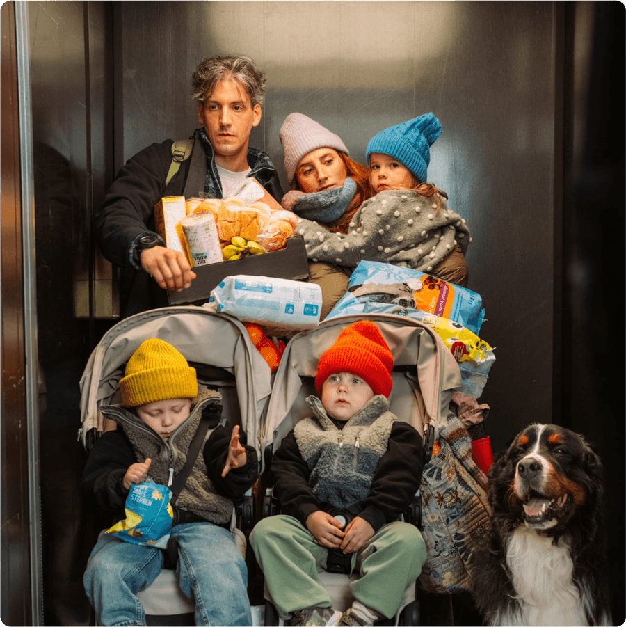 Gezin in lift, beeld uit Funda's brand campagne 'Welkom huis'