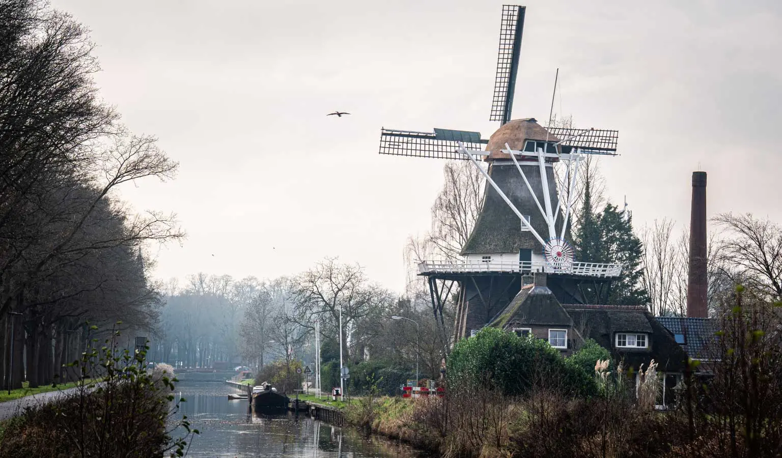 Oudhollandse molen in Zuidlaren, naast het water. 