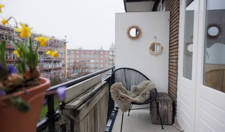 Balkon aan de achterzijde van het Amsterdamse appartement van Laura.