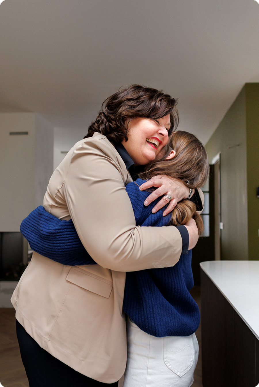 Makelaar Yasmin knuffelt Maite in haar nieuwe huis