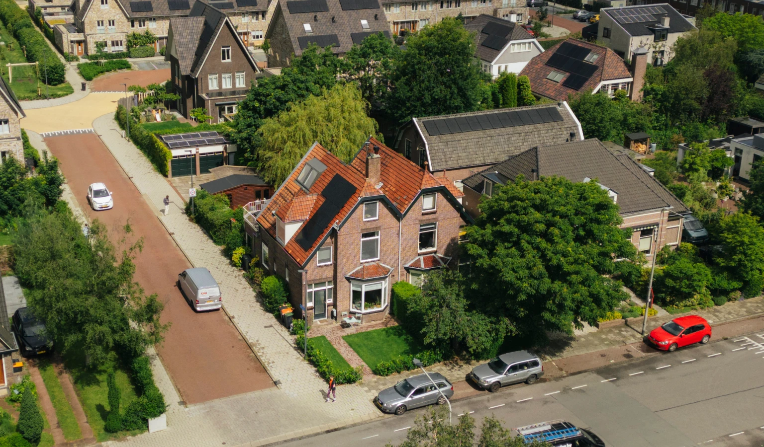 De kluswoning van Anouk en Job staat vlak bij de winkels en restaurants in Sassenheim.