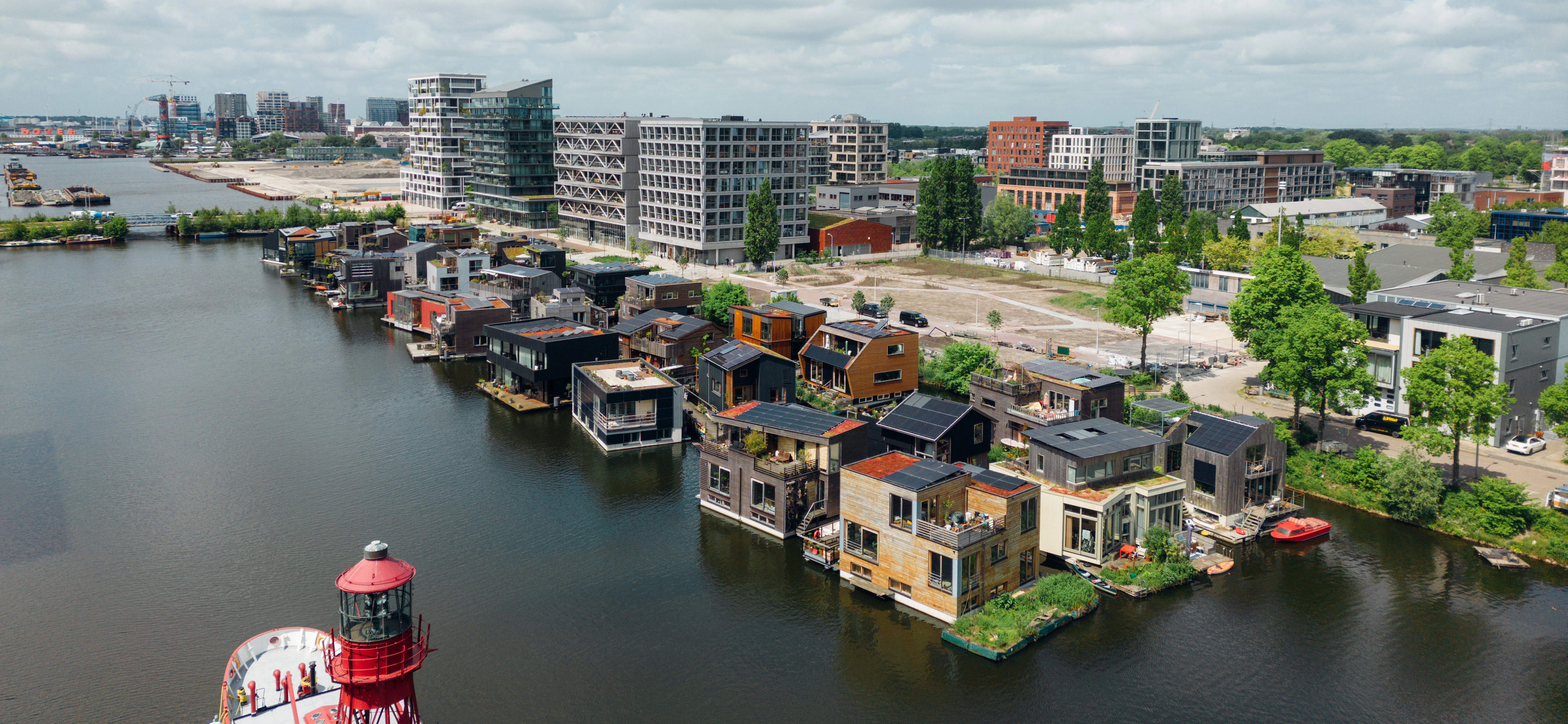 In het Johan van Hasseltkanaal, een zijtak van het Amsterdamse IJ, dobbert Schoonschip; de duurzaamste waterwoonwijk van Europa. Wat maakt Schoonschip nu zo’n duurzaam paradijs?