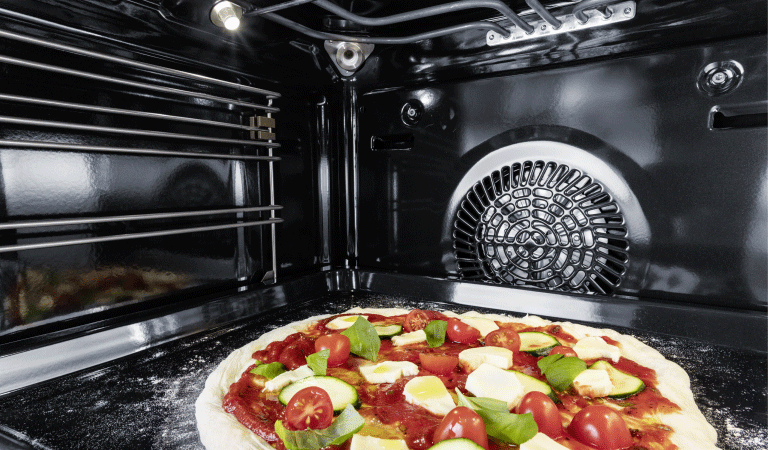 Pizza in slimme oven. Een ingebouwde camera registreert het product voor de juiste bereidingswijze.