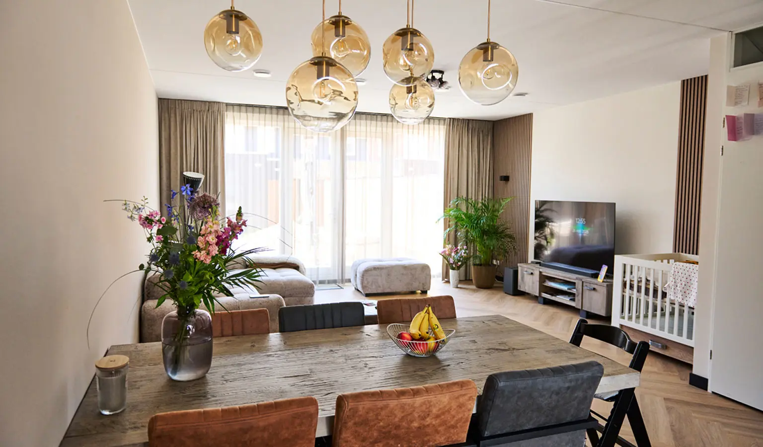 De woonkamer met eettafel ligt aan de voorkant van de nieuwbouw tussenwoning van Karlijn en Jordy in Hendrik-Ido-Ambacht.
