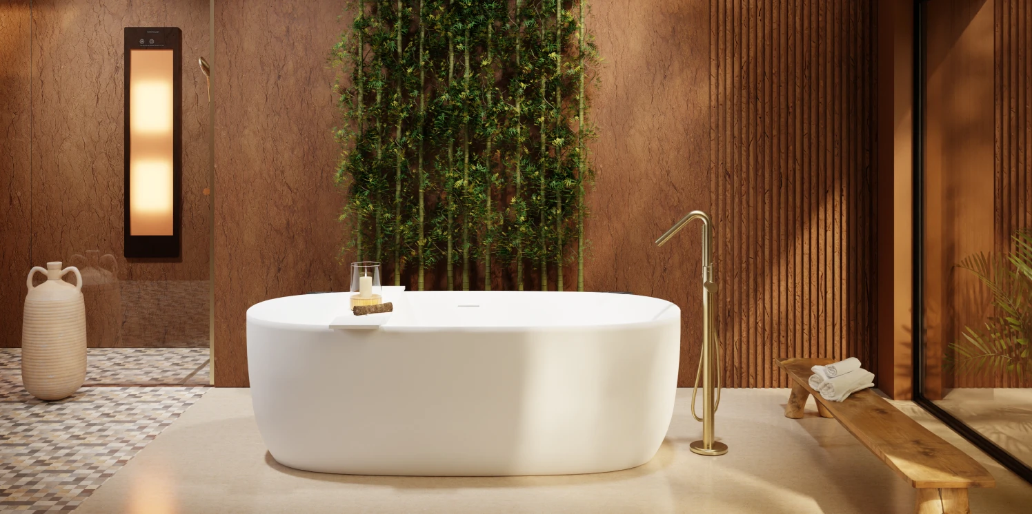 Een vrijstaande badkuip in een trendy badkamer met houtafwerking op de wanden.