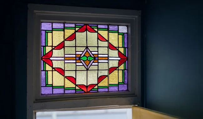 Glas-in-loodraam boven de deur van het huis van Ruby en Wiemer in de Utrechtse wijk Lombok.