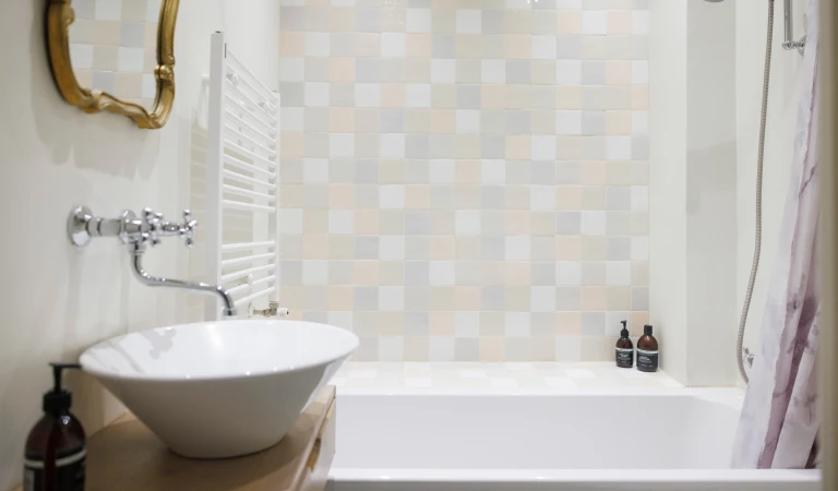 Laura heeft een nieuwe badkamer in haar Amstedamse appartement geplaatst.