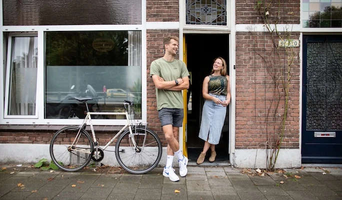Ruby en Wiemer voor hun huis in de Utrechtse wijk Lombok. 