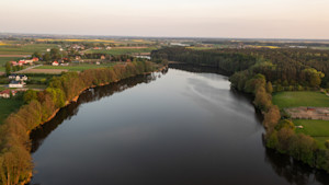 Dwa Domki - widok z góry na jezioro Kałdunek