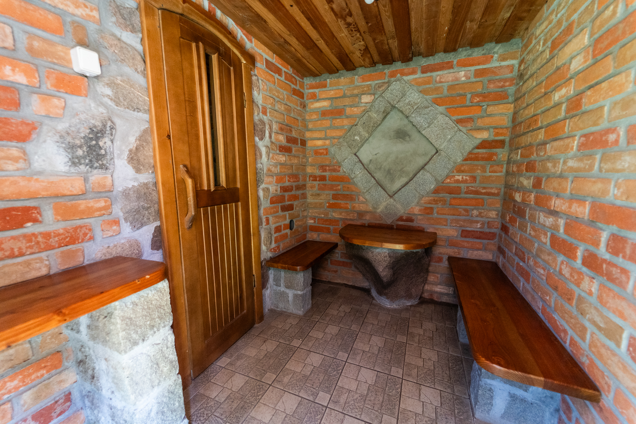 sauna w środku - stolik z siedzeniami
