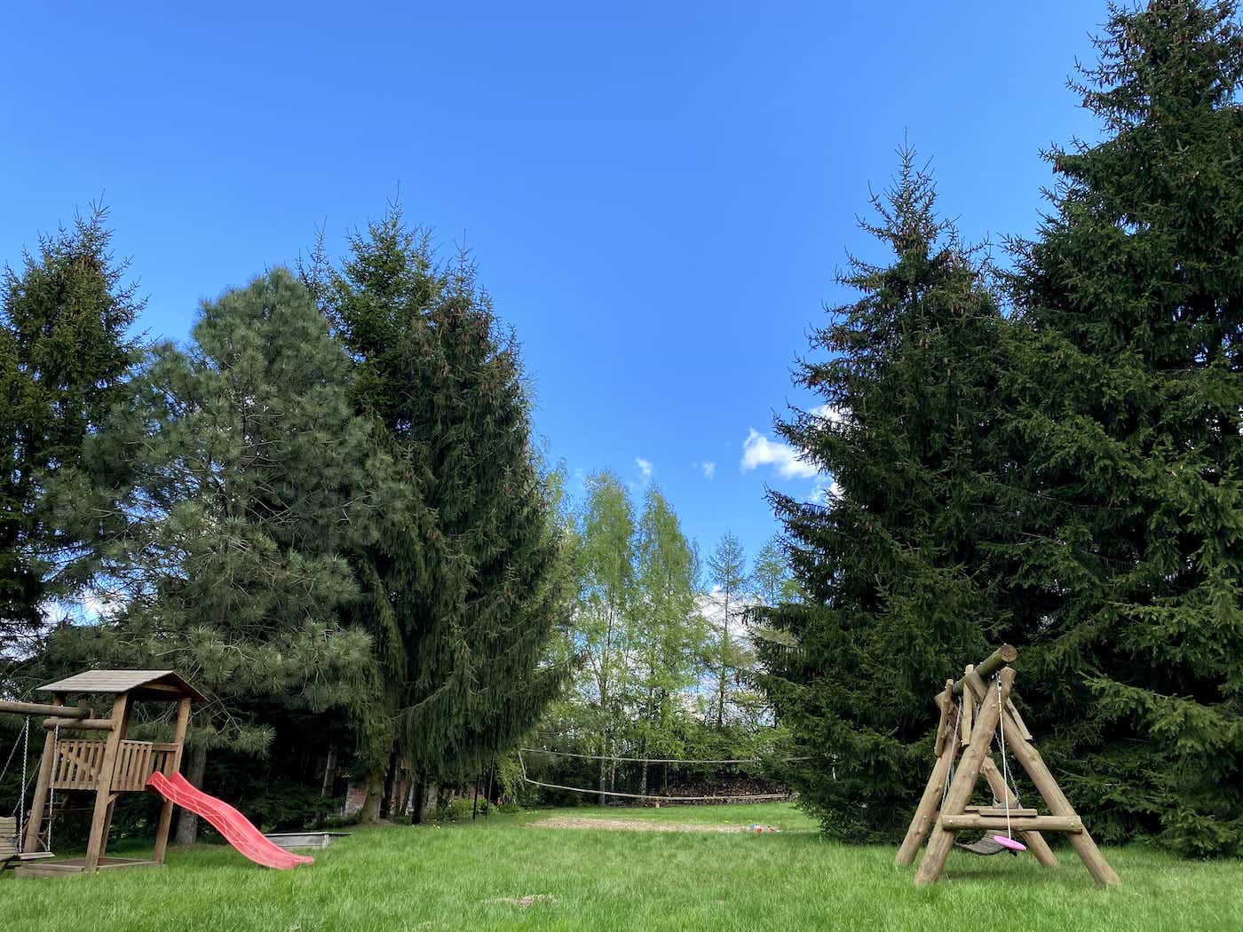 Dom Łabędź i Zielony Domek - plac zabaw, siatkowka, huśtawka