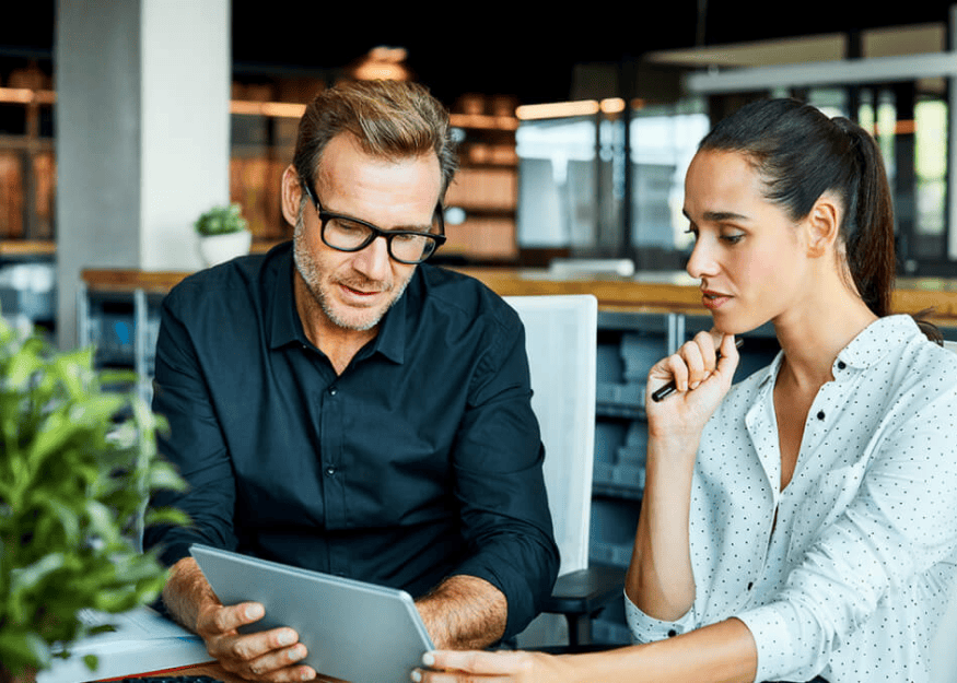 En mand og en kvinde kigger på iPad