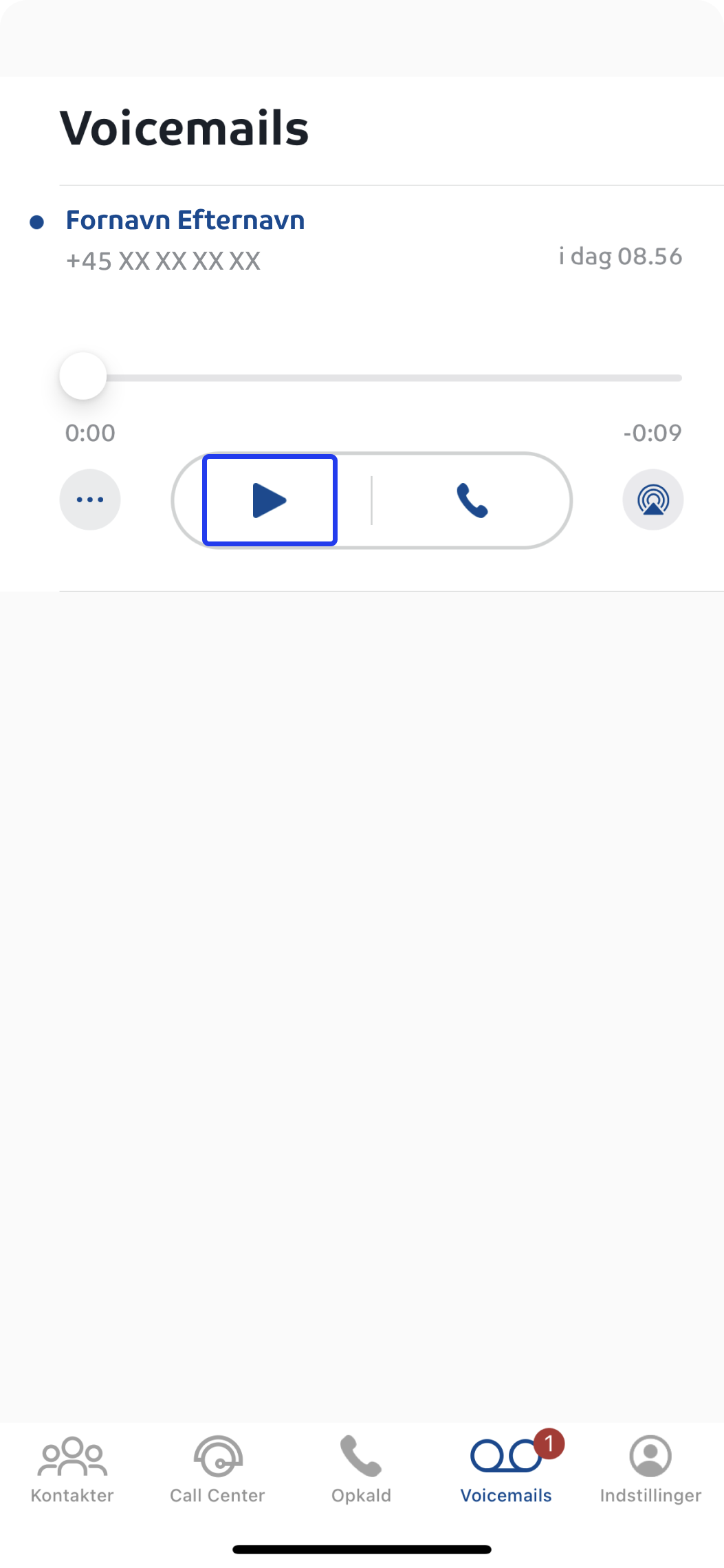 Billedet viser hvordan du via play knappen aflytter dine voicemails i Assist appen