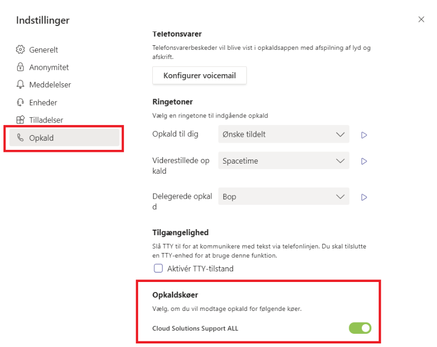 Billedet viser, hvordan indstillinger i Teams Telefoni viser Opkald og Opkaldskøer