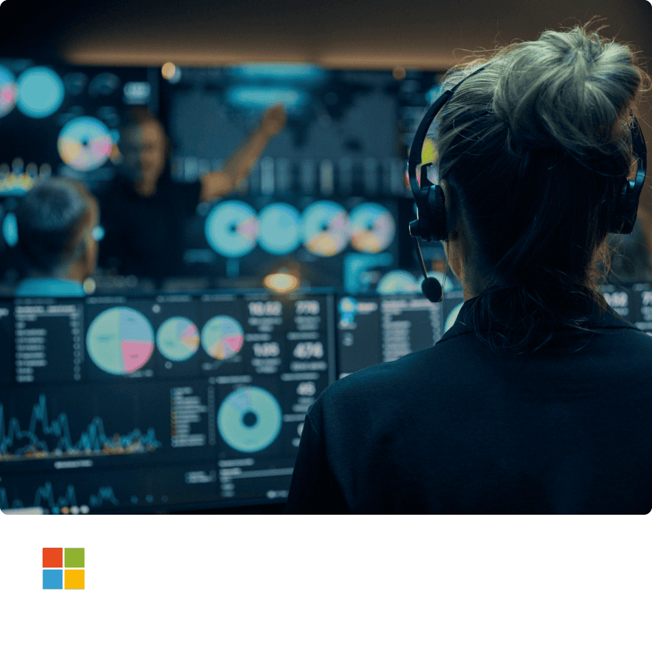 Kvinde med hovedtelefoner på, som kigger på overvågning