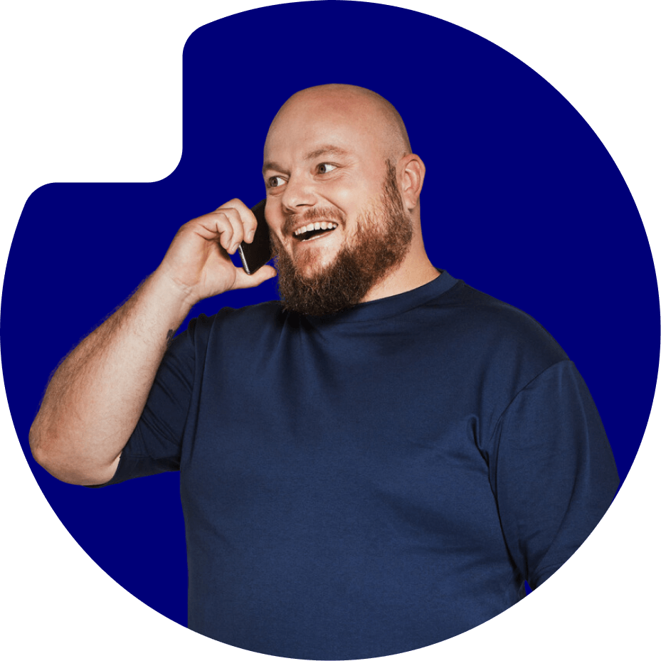 Glad mand med telefon i hånden indrammet i TDC Erhvervs logo - Primary Dark