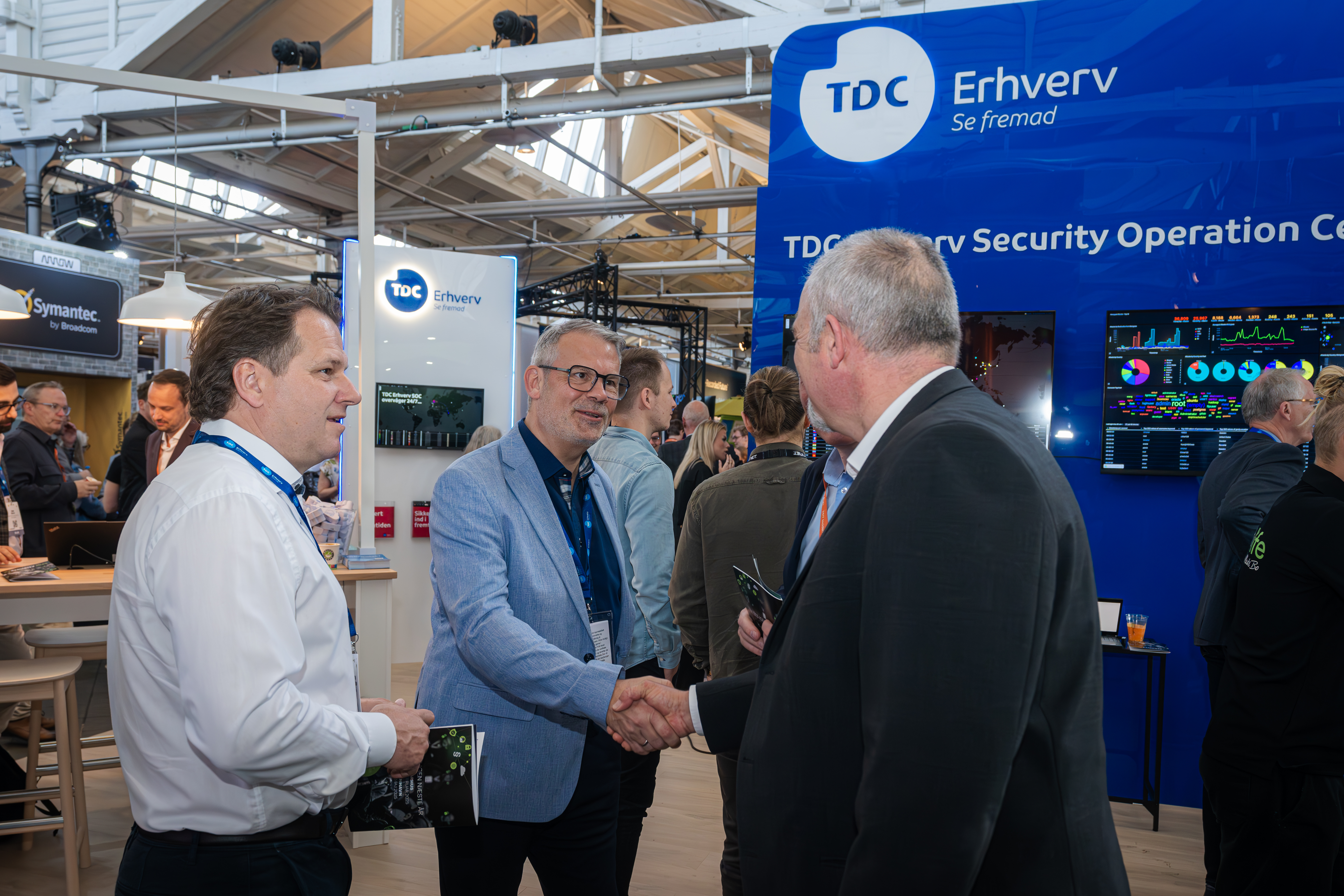 Tre mænd snakker til TDC Erhverv Security Operations Center Event