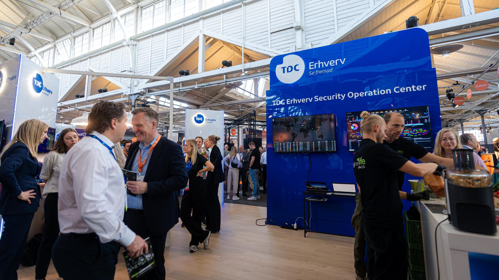 Mennesker snakker til TDC Erhverv Security Operations Center Event