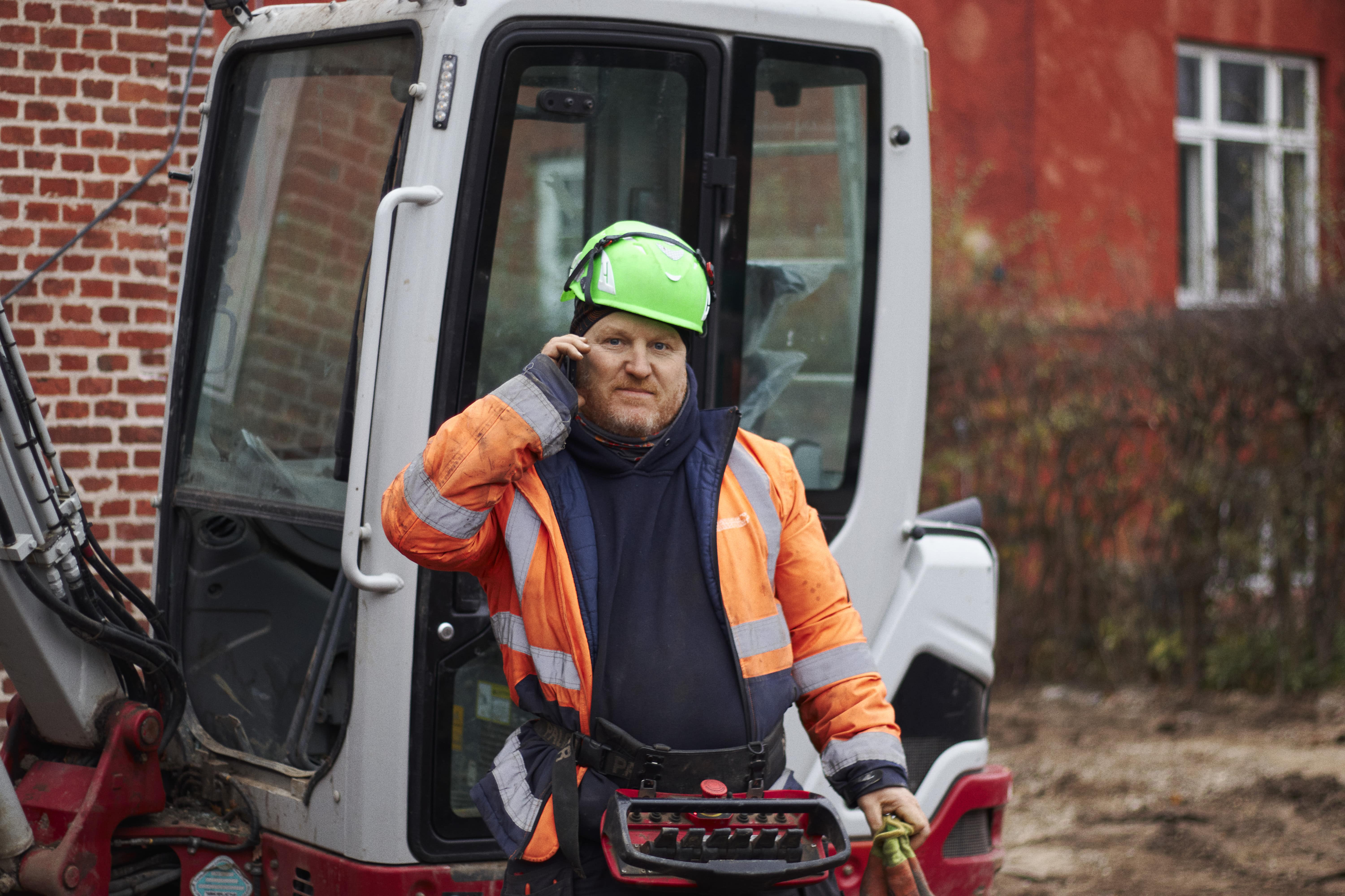 Transport medarbejder snakker i telefon - Kunde hos TDC Erhverv | Stenberg Transport A/S