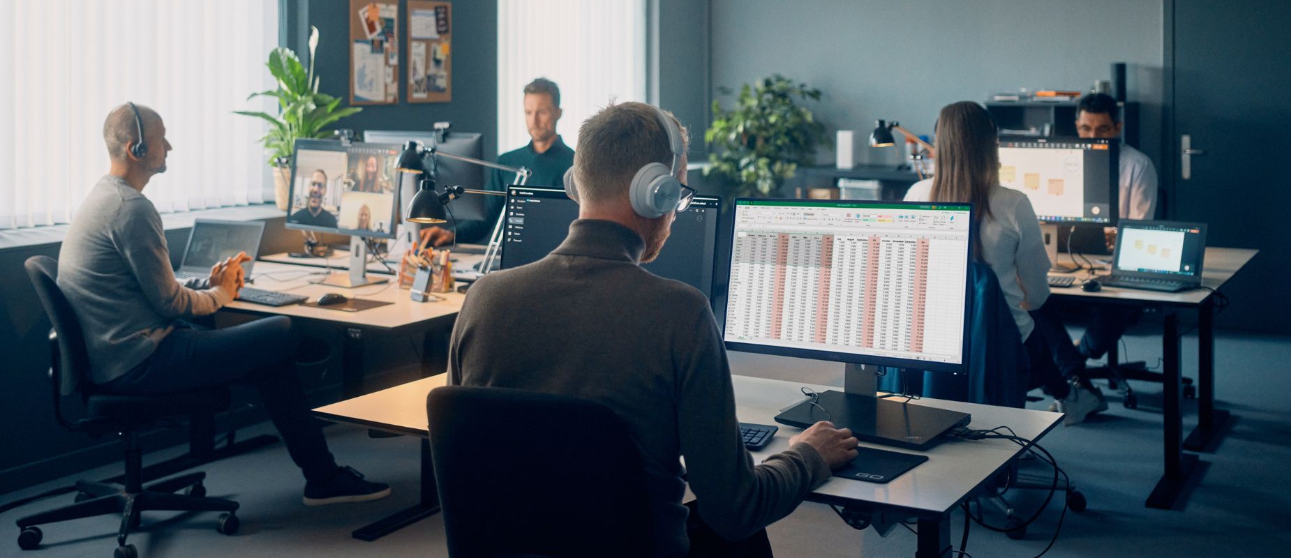 En gruppe mennesker som arbejder på et kontor