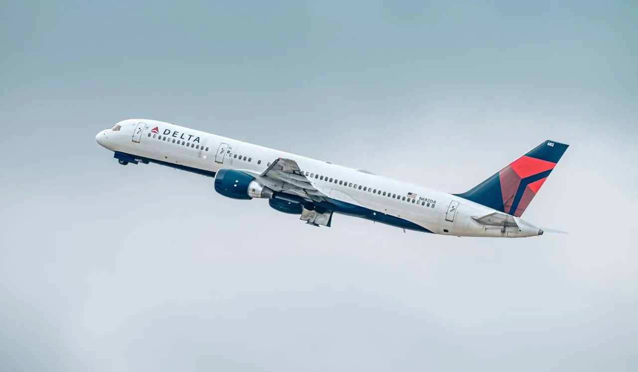 A Delta aircraft paired with Bilt rewards, illustrating how to use Bilt points for Delta flights.