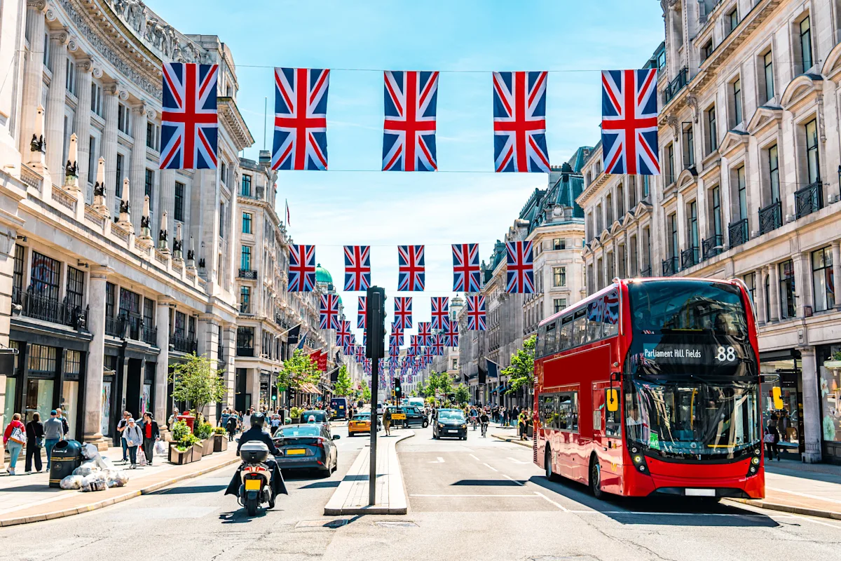 A London street with iconic landmarks, illustrating a guide to the city's best places to stay and eat.